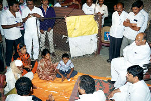 पवारांच्या भेटीपूर्वी आत्महत्याग्रस्त शेतकऱ्याच्या घरामध्ये वीजजोडणी! पवारांच्या भेटीपूर्वी आत्महत्याग्रस्त शेतकऱ्याच्या घरामध्ये वीजजोडणी!