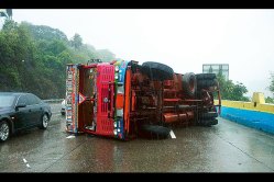 खंडाळ्याजवळ ट्रक उलटल्याने द्रुतगती मार्गावर वाहतूक कोंडी