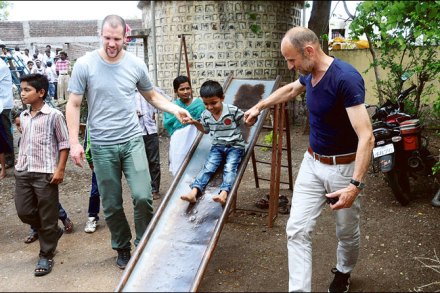 जगप्रसिद्ध फुटबॉलपटू रॉन व्लार (डावीकडील) याने आपल्या वडिलांबरोबर परभणीतील ‘सोशिओ इकोनॉमिक डेव्हलपमेंट ट्रस्ट’ या संस्थेस भेट दिली आणि तिथल्या लहान मुलांबरोबर खेळण्याची मजाही घेतली. जगप्रसिद्ध फुटबॉलपटू रॉन व्लार (डावीकडील) याने आपल्या वडिलांबरोबर परभणीतील ‘सोशिओ इकोनॉमिक डेव्हलपमेंट ट्रस्ट’ या संस्थेस भेट दिली आणि तिथल्या लहान मुलांबरोबर खेळण्याची मजाही घेतली.