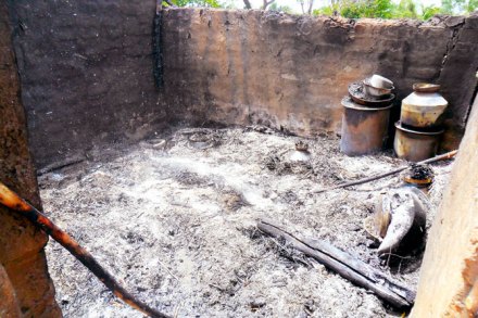 शेतजमिनीच्या रस्त्याच्या वादातून जमावाचा दलित कुटुंबावर हल्ला