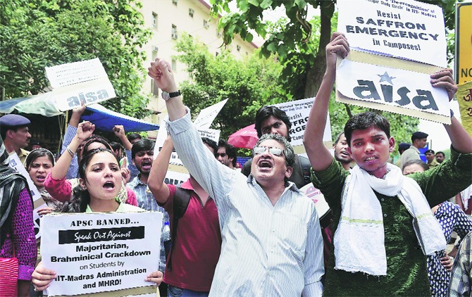 ‘आम्ही सरकारचे गुलाम नाही’ ‘आम्ही सरकारचे गुलाम नाही’