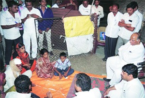 पवारांच्या भेटीपूर्वी आत्महत्याग्रस्त शेतकऱ्याच्या घरी ‘लखलखाट’ पवारांच्या भेटीपूर्वी आत्महत्याग्रस्त शेतकऱ्याच्या घरी ‘लखलखाट’