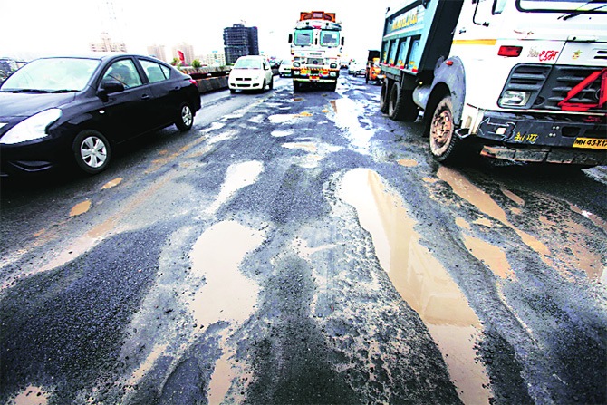 सायन-पनवेल मार्गावरील उड्डालपुलावर खड्डे सायन-पनवेल मार्गावरील उड्डालपुलावर खड्डे