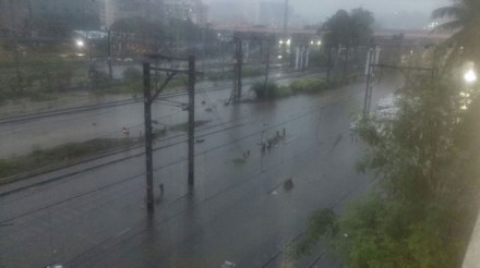 सीएसटीहून गीतांजली एक्स्प्रेस रवाना, लांब पल्ल्याच्या गाड्यांची वाहतूक हळूहळू सुरू