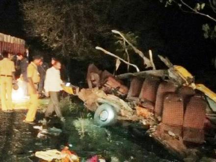 नांदेडमध्ये वऱ्हाडाच्या गाडीला भीषण अपघात, नऊ जणांचा जागीच मृत्यू नांदेडमध्ये वऱ्हाडाच्या गाडीला भीषण अपघात, नऊ जणांचा जागीच मृत्यू