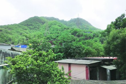 अतिक्रमणामुळे द्रोणागिरीला दरड कोसळण्याचा धोका?