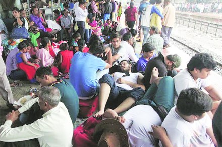 उपनगरी रेल्वे वाहतुकीचा बोऱ्या