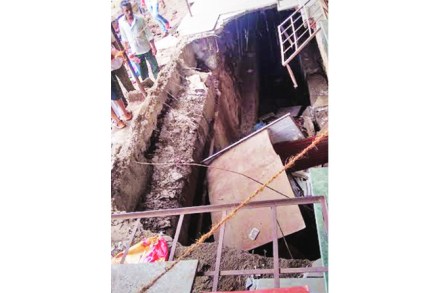 इमारतीचा भाग कोसळून टपरी गटारात