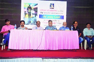 ‘अ‍ॅट एनी कॉस्ट’ ही उद्ध्वस्त माणसांची गोष्ट’