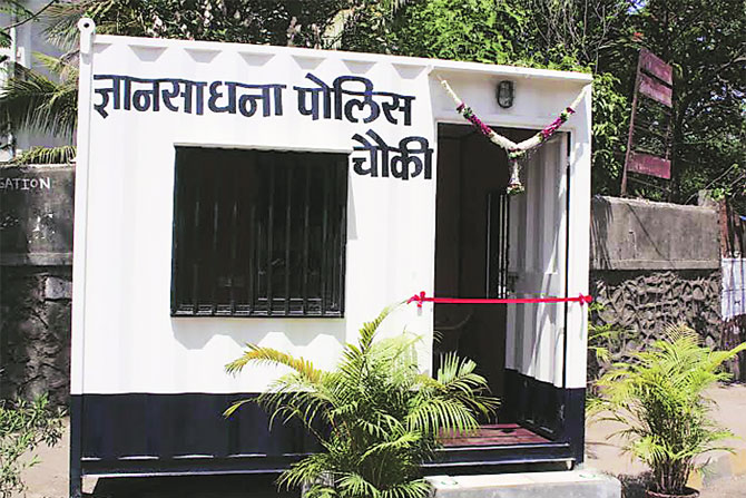 महाविद्यालयांना घुसखोरांचा ताप