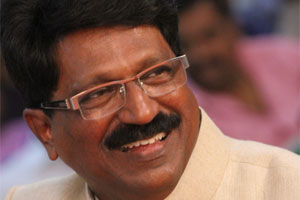 मुंडे आणि तावडे यांनी राजीनामा द्यावा – अरविंद सावंत