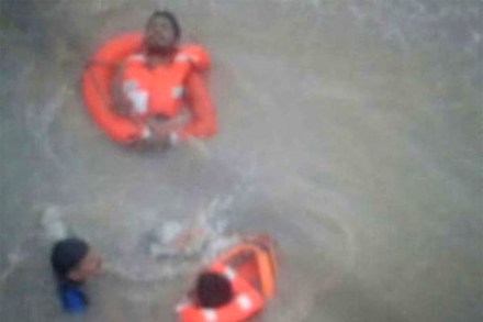 दमणजवळ बुडणाऱ्या १४ जणांना वाचवण्यात नौदल आणि तटरक्षक दलाच्या जवानांना यश