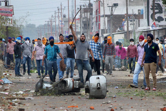 खलिस्तानी नेत्याचे फलक हटविल्याने जम्मूत तणाव खलिस्तानी नेत्याचे फलक हटविल्याने जम्मूत तणाव