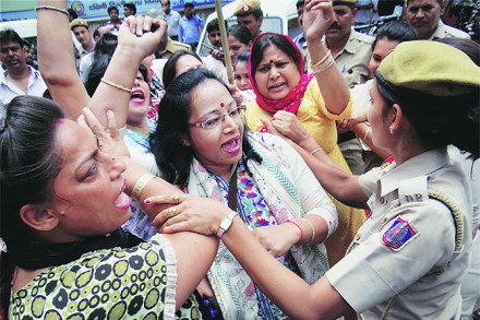 सोमनाथ भारती यांच्या निवासस्थानाबाहेर निदर्शने