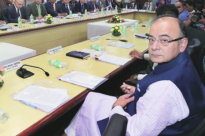 चाहूल कर्जस्वस्ताईची