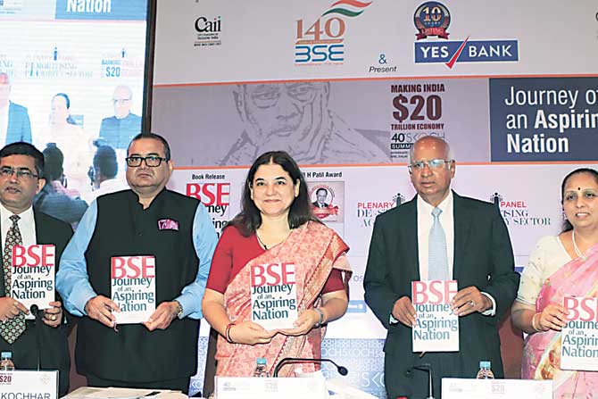 शोधांवर भर दिल्यास भारतीय अर्थव्यवस्था २० लाख कोटी डॉलरची : मनेका गांधी शोधांवर भर दिल्यास भारतीय अर्थव्यवस्था २० लाख कोटी डॉलरची : मनेका गांधी