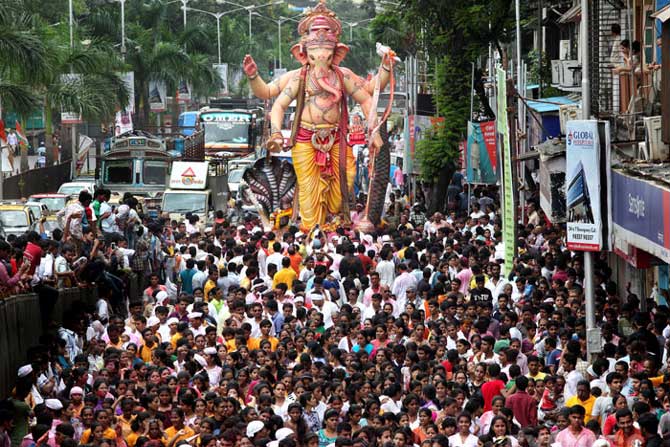 उत्सव, उन्माद, उच्छाद