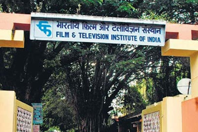 एफटीआयआयच्या विद्यार्थ्यांशी समाधानकारक चर्चा, सोमवारी अहवाल देणार एफटीआयआयच्या विद्यार्थ्यांशी समाधानकारक चर्चा, सोमवारी अहवाल देणार