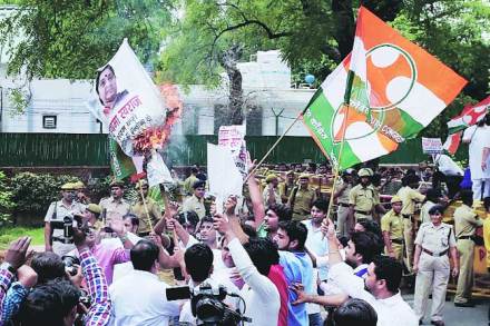 भाजप नेत्याकडूनच स्वराज यांची कोंडी भाजप नेत्याकडूनच स्वराज यांची कोंडी