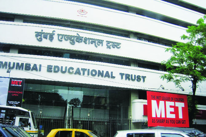 भुजबळांच्या मुंबई एज्युकेशन ट्रस्टवर छापे