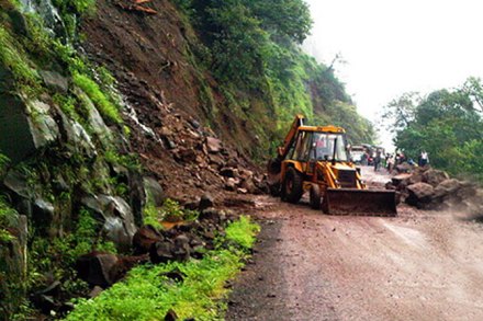 माळशेज घाटात दरड कोसळल्याने वाहतूक वळविली माळशेज घाटात दरड कोसळल्याने वाहतूक वळविली