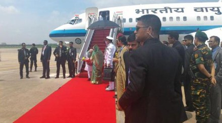 पंतप्रधान नरेंद्र मोदी बांगलादेशमध्ये दाखल पंतप्रधान नरेंद्र मोदी बांगलादेशमध्ये दाखल