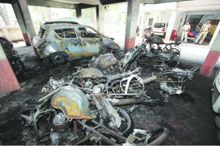 पुण्यात वाहन जळीतकांड