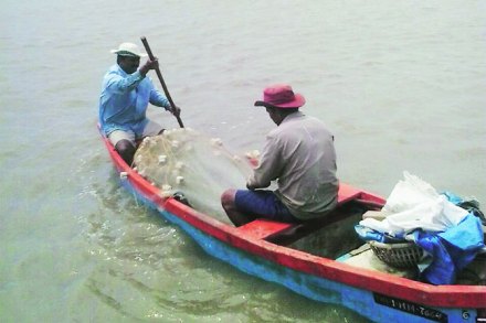 खाडीकिनारी टाकण्यात येणाऱ्या भरावामुळे मच्छीमारांची उपासमार