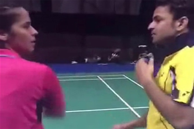 सायना नेहवाल चॅम्पियन अक्षय देवाळकरच्या श्रीमुखात भडकावते तेव्हा.. सायना नेहवाल चॅम्पियन अक्षय देवाळकरच्या श्रीमुखात भडकावते तेव्हा..