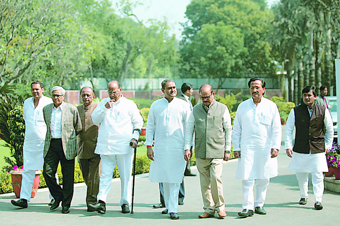 आता वाटचाल कोणत्या दिशेने? आता वाटचाल कोणत्या दिशेने?