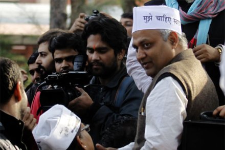 अंगावर कुत्री सोडल्याची भारतींच्या पत्नीची तक्रार अंगावर कुत्री सोडल्याची भारतींच्या पत्नीची तक्रार