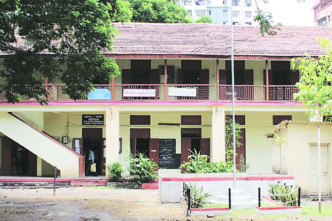 प्राथमिक सुविधांची बोंब, तरीही ‘डिजिटल’चा सोस