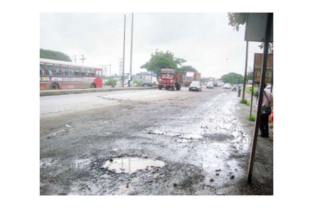 नवा कोरा सायन-पनवेल मार्गही खड्डय़ात