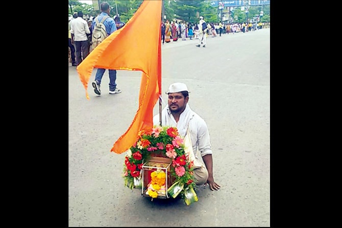 अपंग असलो म्हणून काय.. मरेपर्यंत वारी चुकवणार नाही! अपंग असलो म्हणून काय.. मरेपर्यंत वारी चुकवणार नाही!