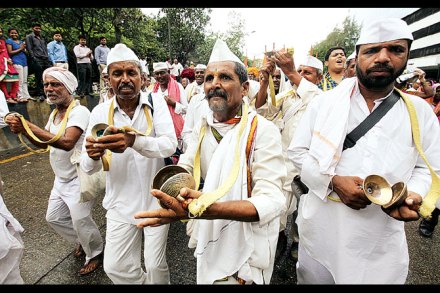 ज्ञानोबा-तुकाराम गाऊ या, पर्यावरणाच्या वारीला जाऊ या ज्ञानोबा-तुकाराम गाऊ या, पर्यावरणाच्या वारीला जाऊ या