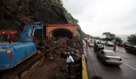 द्रुतगती मार्गावरील डोंगराच्या जाळ्या सात वर्षे झाली बदललेल्याच नाहीत द्रुतगती मार्गावरील डोंगराच्या जाळ्या सात वर्षे झाली बदललेल्याच नाहीत