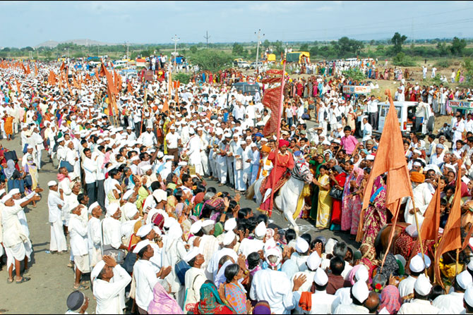 चांदोबाचा लिंबमध्ये रंगले माउलींचे पहिले उभे रिंगण