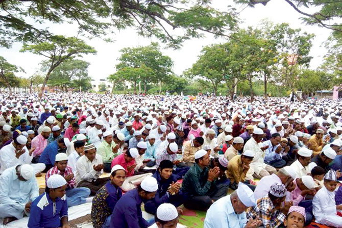 सांगली, मिरज शहरात ईदनिमित्त सामूहिक नमाज सांगली, मिरज शहरात ईदनिमित्त सामूहिक नमाज