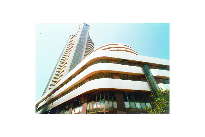दोन वर्षांत प्रथमच निर्देशांकांची तिमाही चाल नुकसानीची