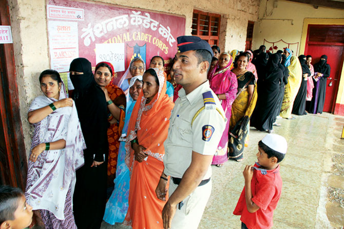 सांगलीत ग्रामपंचायतीसाठी चुरशीने मतदान सांगलीत ग्रामपंचायतीसाठी चुरशीने मतदान