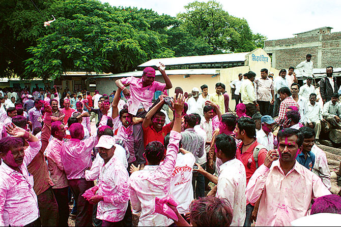 सांगलीत ग्रामपंचायत सत्तेत भाजप, शिवसेनेचा प्रवेश सांगलीत ग्रामपंचायत सत्तेत भाजप, शिवसेनेचा प्रवेश