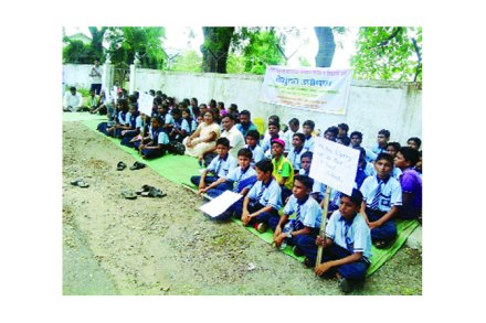 पालकमंत्री आत्रामांच्या राजमहालासमोर जिल्ह्य़ातील विद्यार्थ्यांचे बेमुदत उपोषण