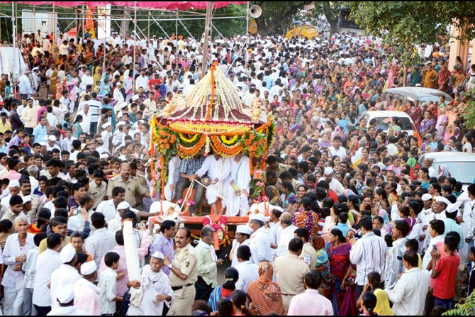 एकनाथ-भानुदासाच्या जयघोषात पैठणहून पालखीचे पंढरपूरला प्रस्थान एकनाथ-भानुदासाच्या जयघोषात पैठणहून पालखीचे पंढरपूरला प्रस्थान