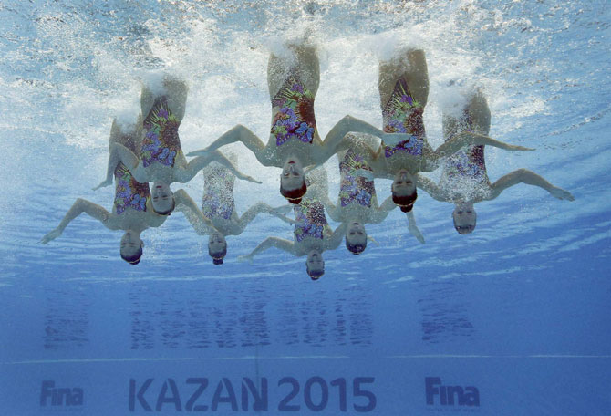 जागतिक जलतरण स्पर्धेच्या मुक्त प्रकारात सादरीकरण करताना अमेरिकेचा संघ. (छाया- पीटीआय)