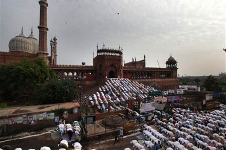 सोलापुरात बकरी ईद उत्साहाने साजरी सोलापुरात बकरी ईद उत्साहाने साजरी