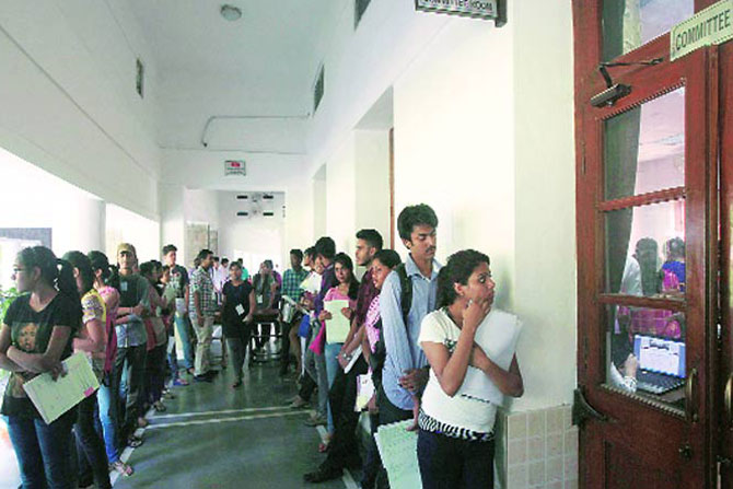 पुरवणी परीक्षेतील विद्यार्थ्यांचे अकरावीला प्रवेश घेण्यासाठी हाल पुरवणी परीक्षेतील विद्यार्थ्यांचे अकरावीला प्रवेश घेण्यासाठी हाल