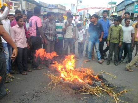 आव्हाडांविरोधात सांगलीत गुन्हा दाखल, तासगावमध्ये प्रतिकात्मक पुतळ्याचे दहन