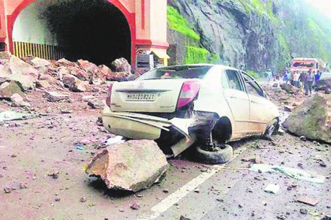 मुंबई-पुणे द्रुतगती महामार्गावरील धोकादायक दरडी त्वरित हटविणार मुंबई-पुणे द्रुतगती महामार्गावरील धोकादायक दरडी त्वरित हटविणार