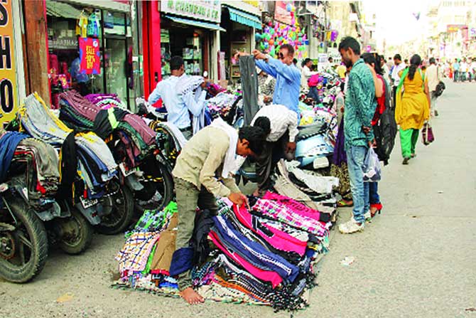फेरीवाल्यांकडून शहरातील रस्त्यांवर अतिक्रमण