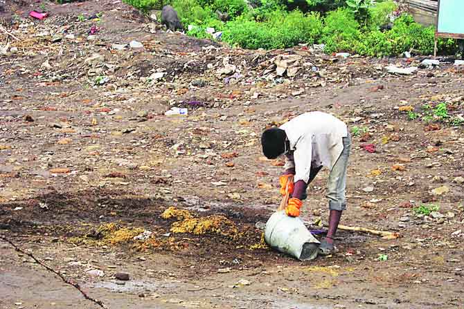 पंढरपुरातील हाताने मैलासफाई